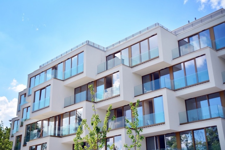 Moderno edificio de apartamentos