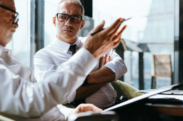 Zwei Geschäftsleute im Gespräch